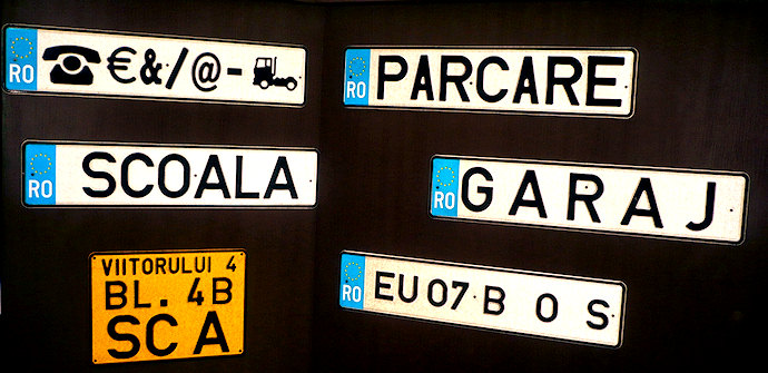 Plăcuţe ornamentale tip număr auto